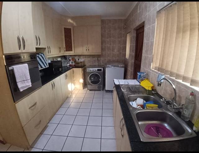 5 BEDROOM HOUSE FOR SALE IN HIBBERDENE